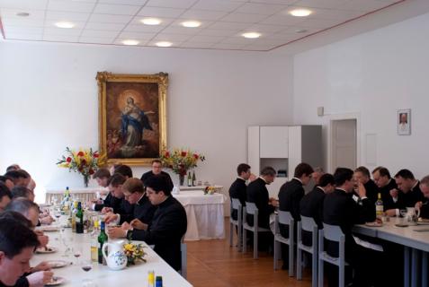 Les repas sont pris en silence, avec lecture du livre de Benoit XVI, Jésus de Nazareth. 